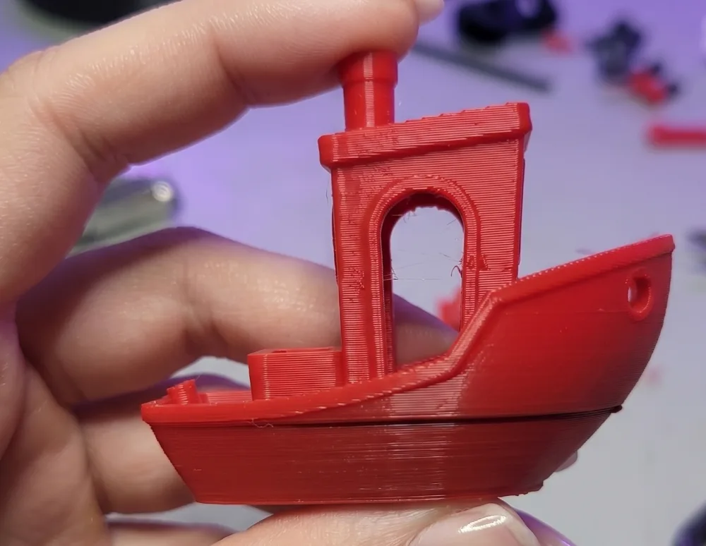 3D-Druck mit Benchy-Hull-Line: Die Außenwand zieht sich am Boden-Übergang sichtbar nach innen